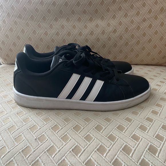Adidas black and white shoes size 11 barely used- great condition! - Picture 2 of 4